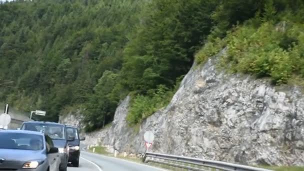 Landschap van de jam van de snelweg en het verkeer op de weg tussen Meran gaan naar Stuttgart — Stockvideo