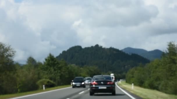 Krajina z dálnice a provoz silnice mezi Meran jít do Stuttgartu — Stock video