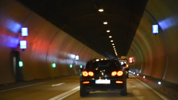 Mensen rijdende auto op de weg doorgegeven berg in auto tunnel — Stockvideo