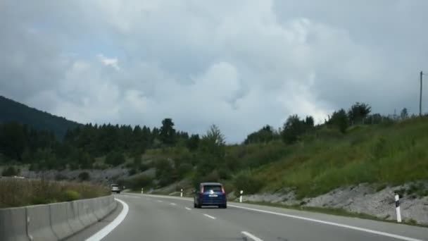 Krajina z dálnice a provoz silnice mezi Meran jít do Stuttgartu — Stock video