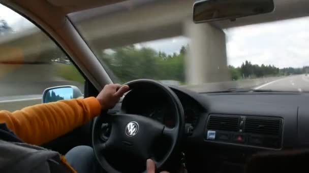 Německé starší muž vozem velmi rychle na dálnici — Stock video