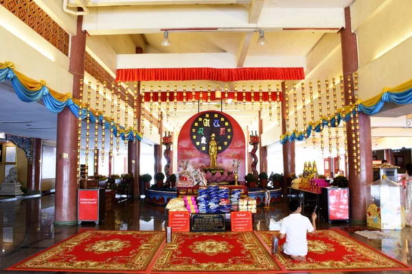 Thai people and foreigner travelers visit and pray respect at Ch — Stock Photo, Image