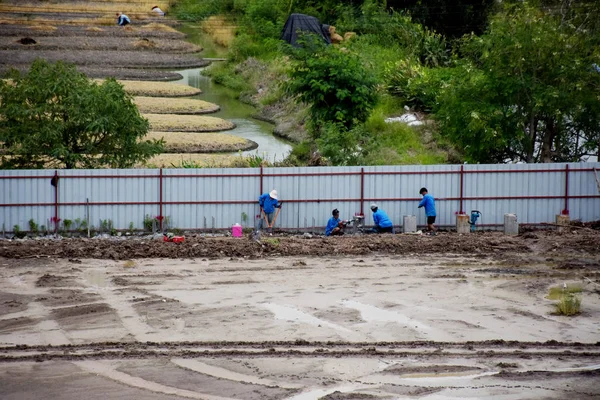 Thailändska folket arbetare promenader och arbetar på byggarbetsplatsen — Stockfoto