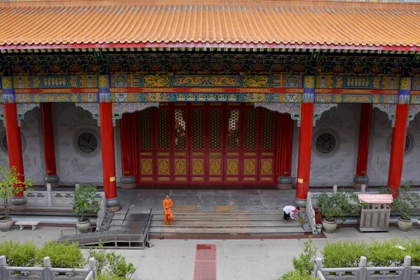 Tay insanlar ve yabancı yolcuları ziyaret edin ve dua Ch saygı