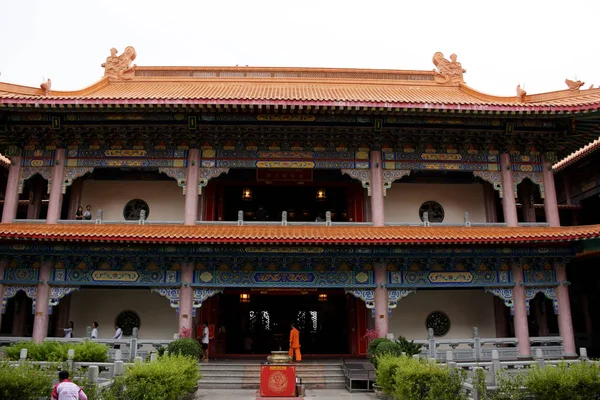 Tay insanlar ve yabancı yolcuları ziyaret edin ve dua Ch saygı