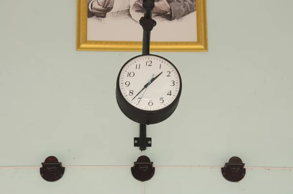 Klasik saat asılı binada — Stok fotoğraf