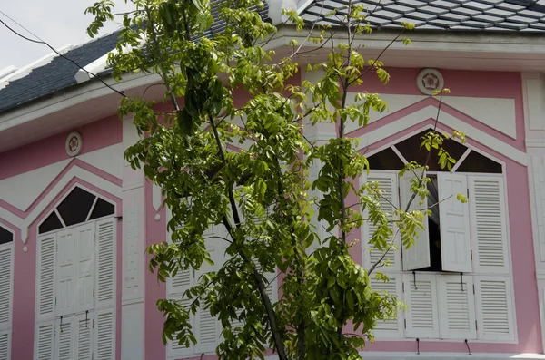 Retro white wooden window on antique pink building at retro town — Stock Photo, Image