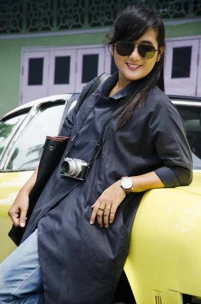 Asiática tailandesa mujer viaje y posando con retro amarillo clásico coche —  Fotos de Stock