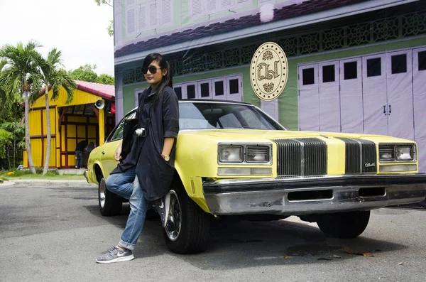 Asiatique thai femme Voyage et posant avec rétro jaune voiture classique — Photo