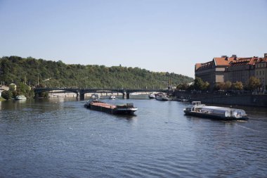 MAVNA ve römorkör kargo gemisi ve Nehri Vltava içinde yelken yolculuk