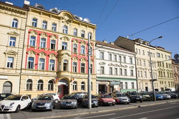 Otel klasik Binası ve r otopark insanlar yürümek