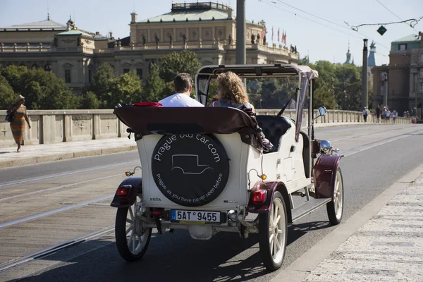 Viajantes pessoas usam serviço clássico carro retro branco da Tchecoslováquia — Fotografia de Stock