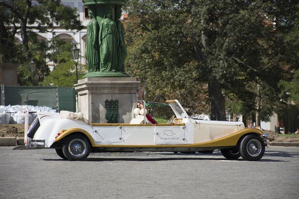 White classic retro car for service people and travelers rent to — Stock Photo, Image