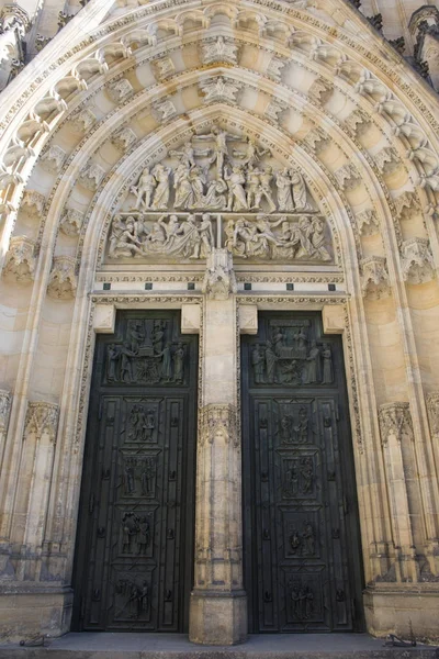 Oymacılığı ve kilise kapısı üzerinde heykel Çekya insanlar ve f