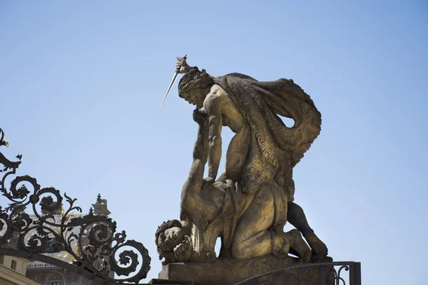 在布拉格城堡的德意志人前面大门上的纪念碑 — 图库照片