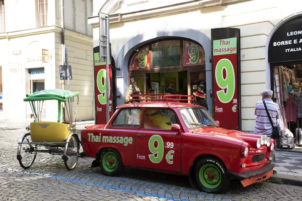 Carro retro clássico vermelho para pessoas e viajantes tirar foto no velho — Fotografia de Stock