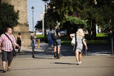 Çekya insanlar yürüyüş ve kullanım elektrik unicycling bahçede 