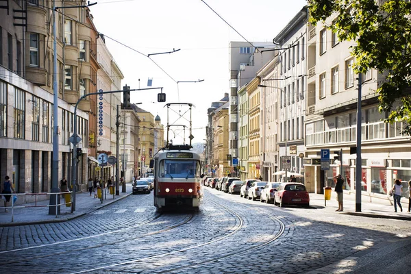 Чехия и иностранные путешественники используют ретро трамвай для путешествия — стоковое фото