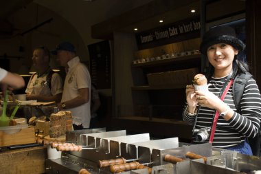 Prag stil calle yolcuları satın alma ve hold Asya Taylandlı kadınların ekmek
