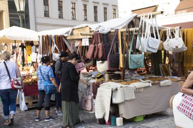 Çekya insanlar ve yabancı yolcuları yürümek ve el sanatları produ satın