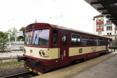 Kırmızı klasik ve retro Haritayı yolcuları insanlara Pr için tren