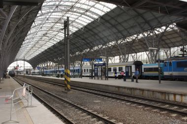 Çekya insanlar ve yabancı yolcu bekleme ve t almak için