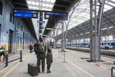 Bronz heykel Çekya aile insanlara Prag merkez tren i
