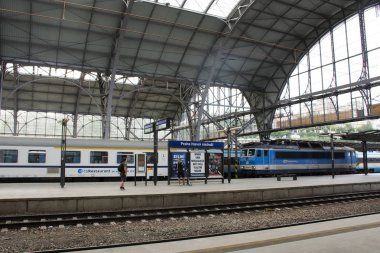 Çekya insanlar ve yabancı yolcu bekleme ve t almak için