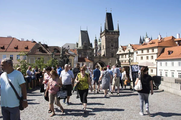 Česko lidí a cizinec cestující chůzi a návštěvu staré tažení — Stock fotografie