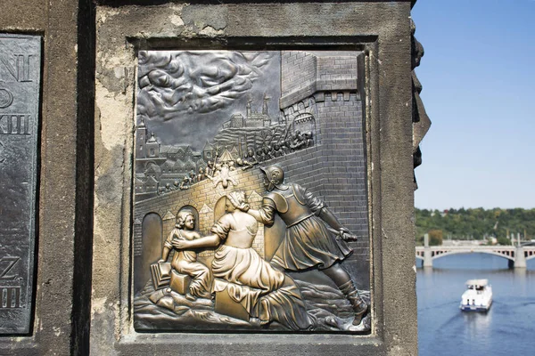 Plack under Johannes av Nepomuk staty Tradition säger att om y — Stockfoto