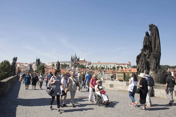 Česko lidí a cizinec cestující chůzi a návštěvu staré tažení — Stock fotografie
