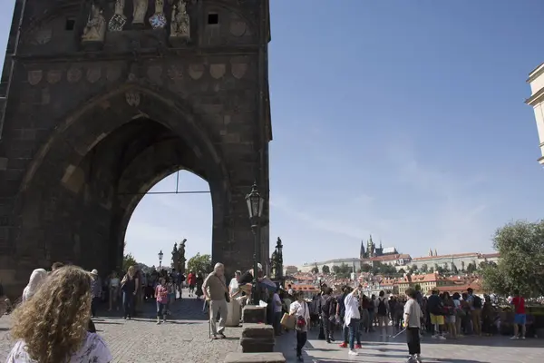 Česko lidí a cizinec cestující chůzi a návštěvu staré tažení — Stock fotografie