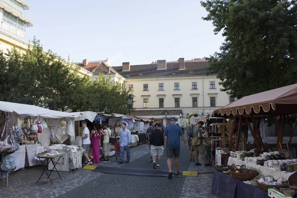 Chequia personas y viajeros extranjeros caminar y comprar artesanías produ — Foto de Stock