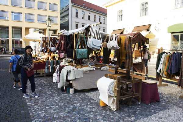 Tchecoslovacos e estrangeiros viajantes caminham e compram artesanato produ — Fotografia de Stock