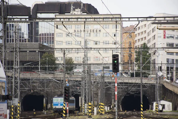 Czechy ludzi i cudzoziemca oczekiwania pasażerów i dostać się na t — Zdjęcie stockowe