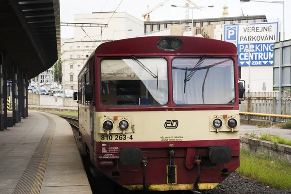 Röd classic och retro tåg stopp för Visa resenärer personer på Pr — Stockfoto