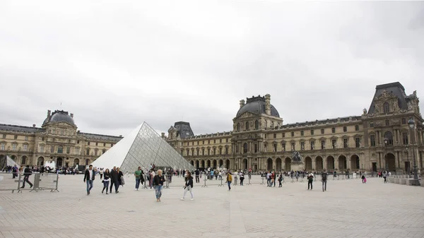 French people and foreigner travelers walking visit and take pho — Stock Photo, Image