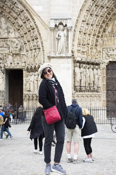 Asiatico thai donna viaggio e posa per prendere foto a cortile o — Foto Stock