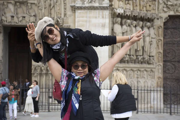 Eine Mutter und ihre Tochter reisen und posieren für ein Foto — Stockfoto