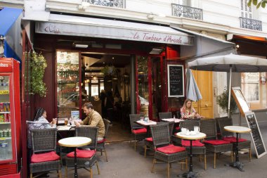 Fransız insan ve yabancı yolcuları hizmeti kullanmak ve ye, iç