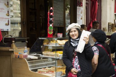 Gıda satın alma ve tatlı poz Asya Taylandlı kadın gezginler snack bir