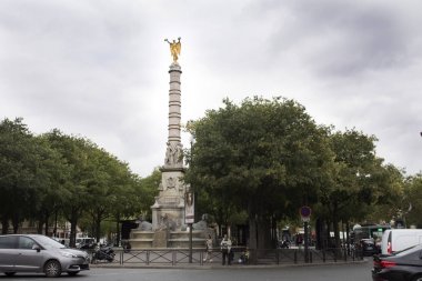 ontaine du Palmier or Fontaine de la Victoire and traffic road a