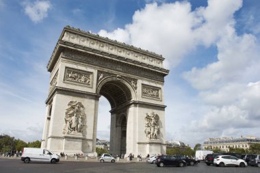 Fransız insan ve yabancı travlers yürüyüş Arc de triomphe ziyaret 