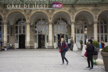 İnsanlar ve yabancı yolcuları alıp Gare adlı yürüyüş Fransız