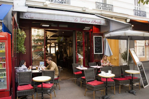 Fransız insan ve yabancı yolcuları hizmeti kullanmak ve ye, iç