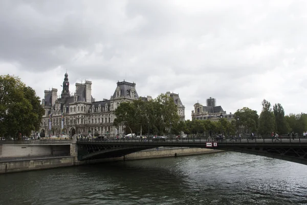 Δείτε το τοπίο της πόλης του Παρισιού στην όχθη του ποταμού Σηκουάνα και ζεστό — Φωτογραφία Αρχείου