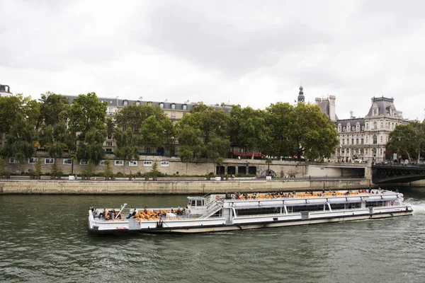 Fiume Crociere a vela portare viaggiatori passeggeri tour e lookin — Foto Stock