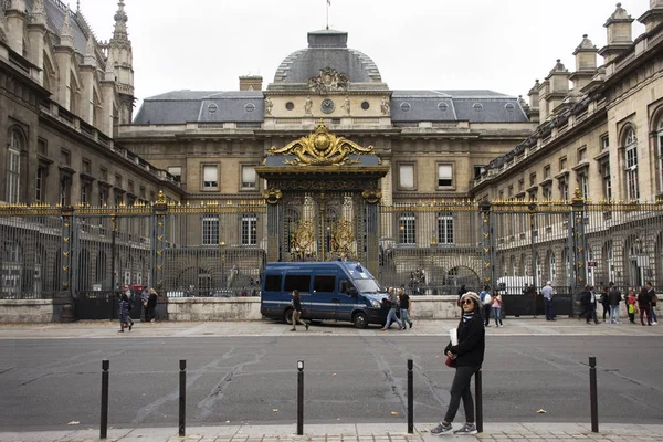 French people and foreigner travlers walk visit La Sainte-Chapel — Stock Photo, Image