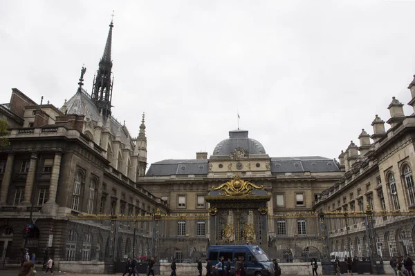 French people and foreigner travlers walk visit La Sainte-Chapel — Stock Photo, Image