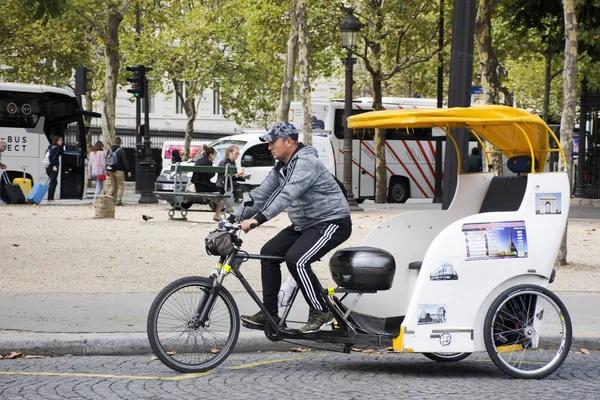 French people biking bicycle rickshaw waiting travelers use serv — Stock Photo, Image